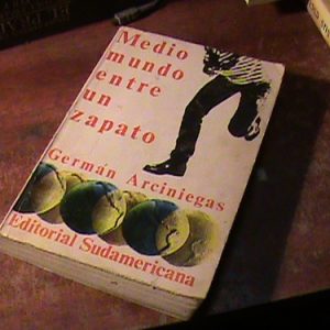 Medio Mundo Entre Un Zapato De German Arciniegas (art 6056